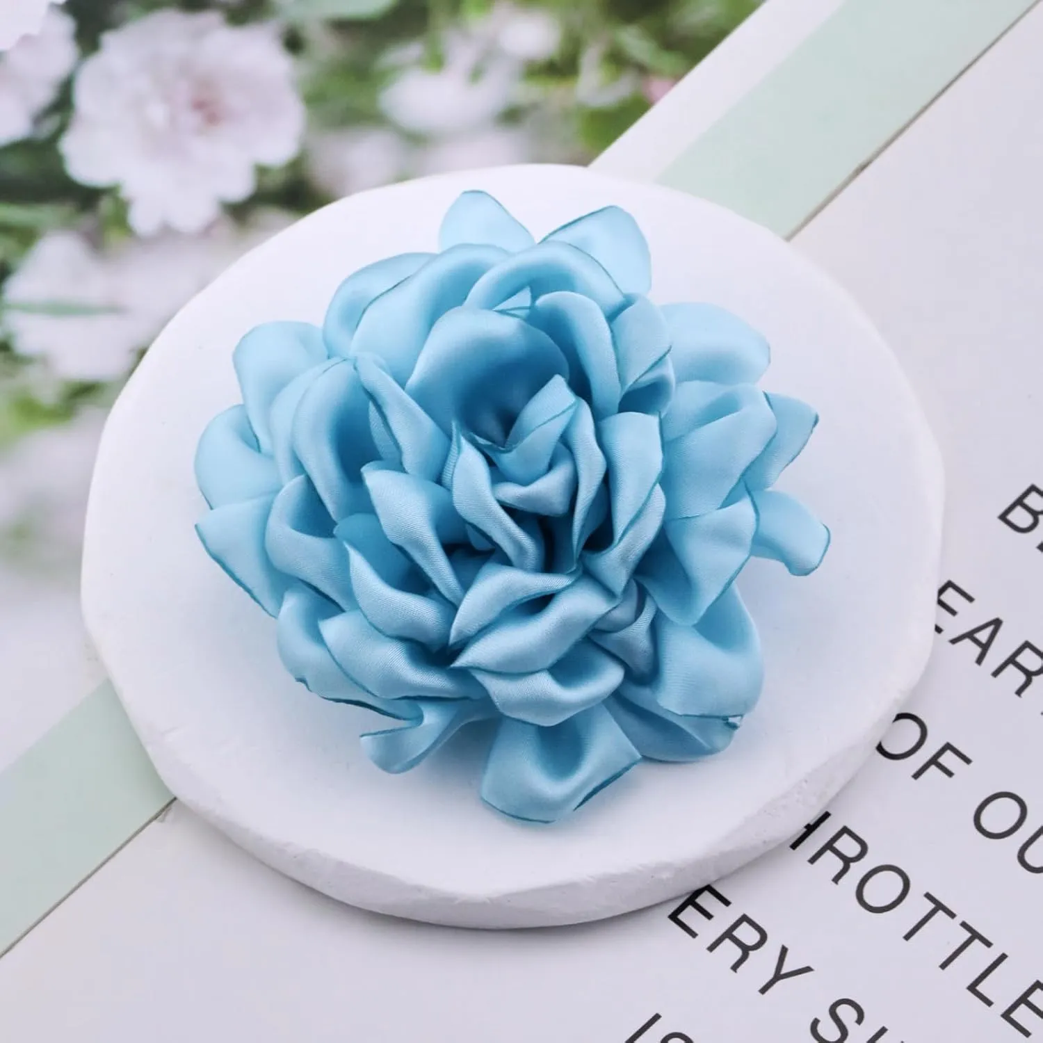 Dainty Fabric Flower Brooches Large Silk Lapel Pin Elegant Camellia Flower Brooch Pins for Women Classic Formal Occasions Clothing Accessories
