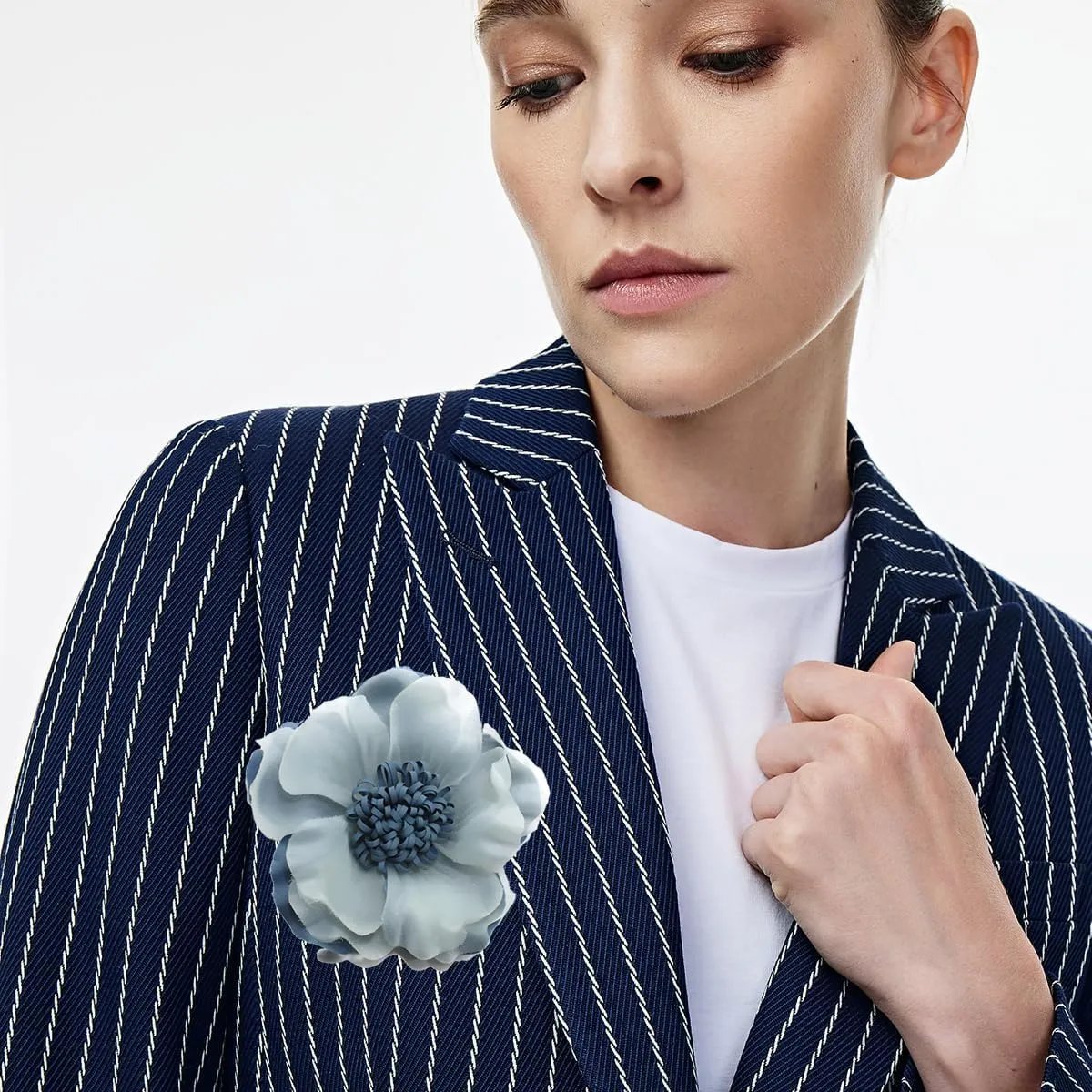 Elegant Large Cloth Flower Brooches Big Camellia Flower Pin for Women Dainty Cloth Fabric Rose Brooches Dress Skirt Scarf Hat Pins Clothing Decoration Accessories