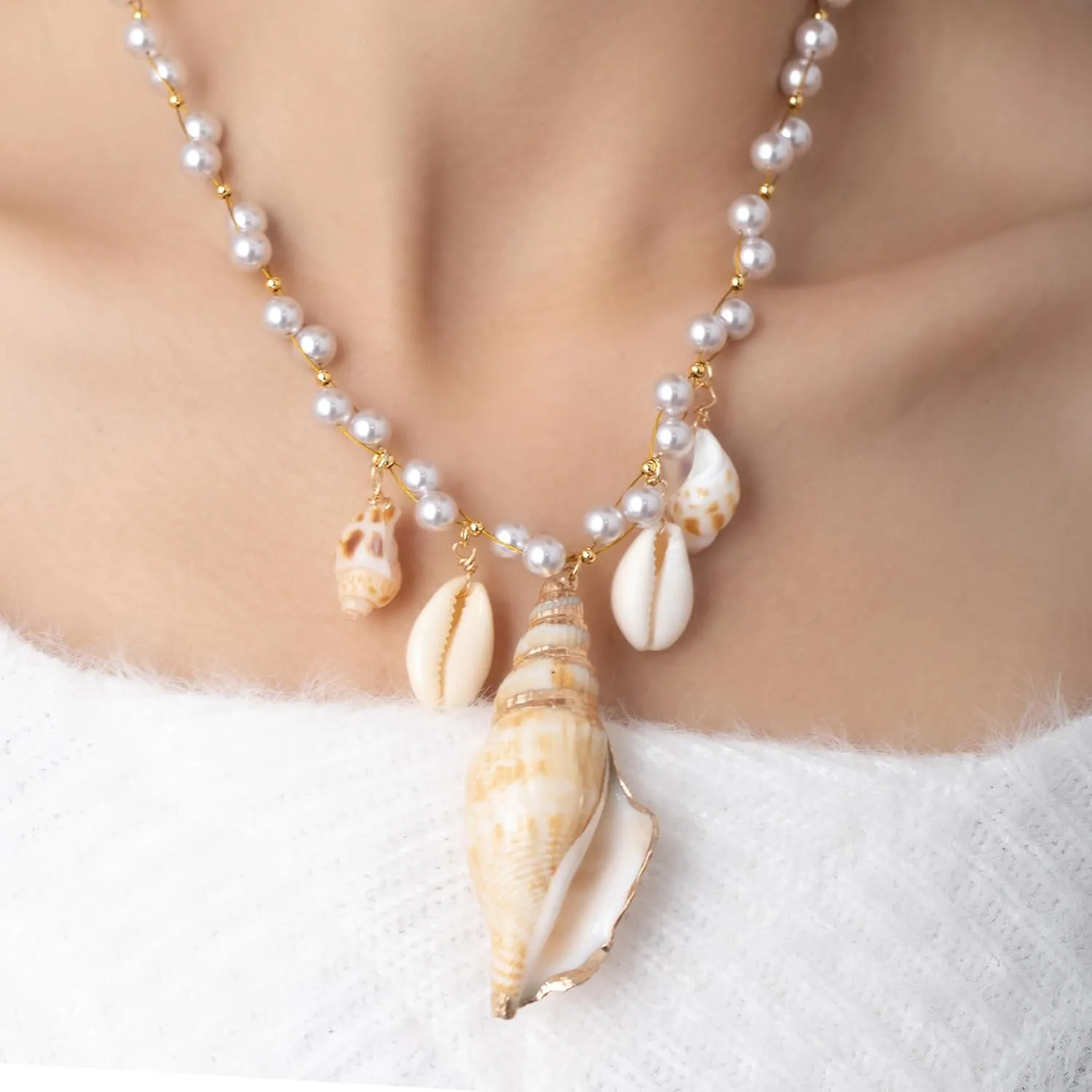 Pearl Necklace for Women Shell Necklace Conch Shell Necklace Adjustable Choker Beach Necklace Summer Surfer Necklace Natural Seashell Pendant Necklace Handmade Beaded Necklace Summer Jewelry Gift